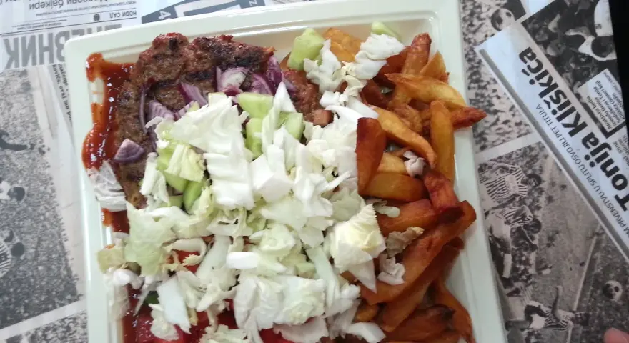 Cevapi, Pljeskavica, Ajvar: Bałkański grill express w Twoim ogrodzie!